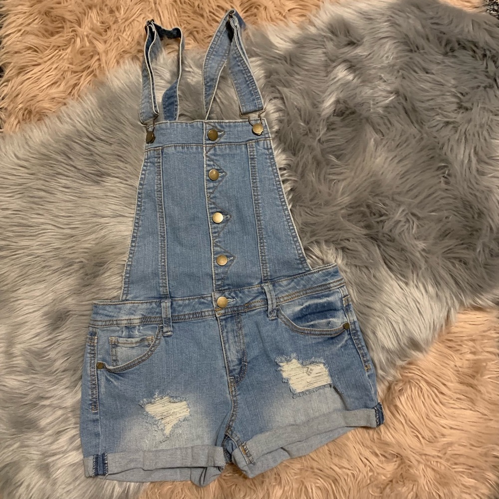 Distressed jean short overalls!